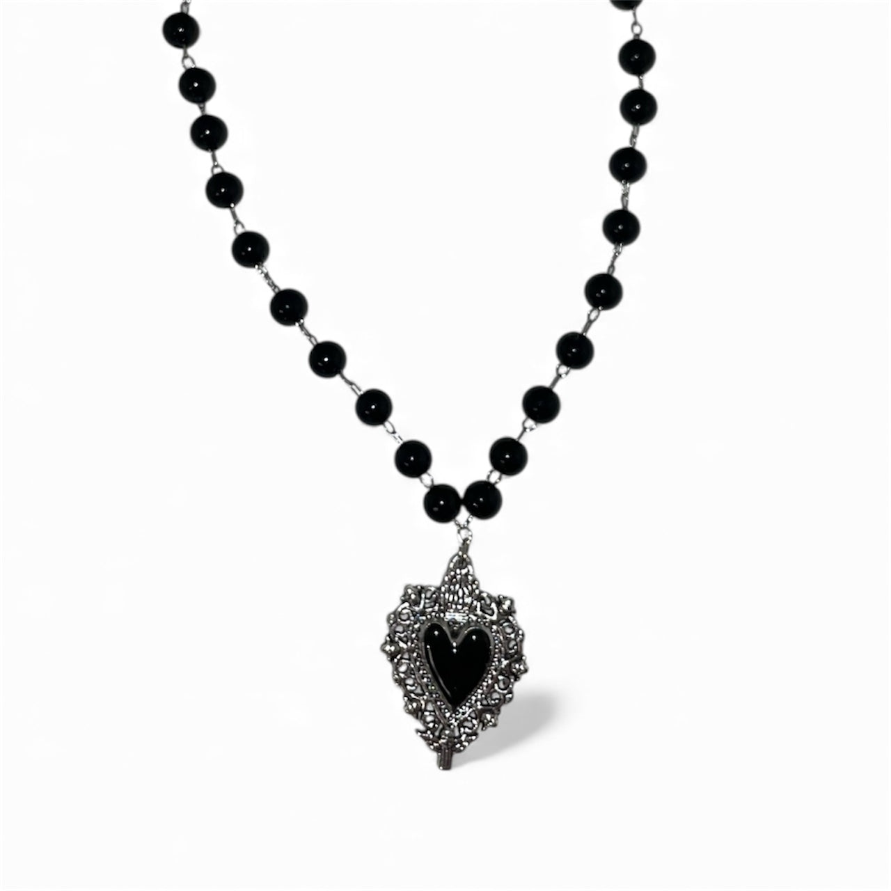 Chaîne pendentif cœur noir plaque argenté