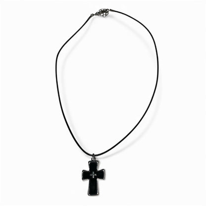 Collier pendentif croix noir