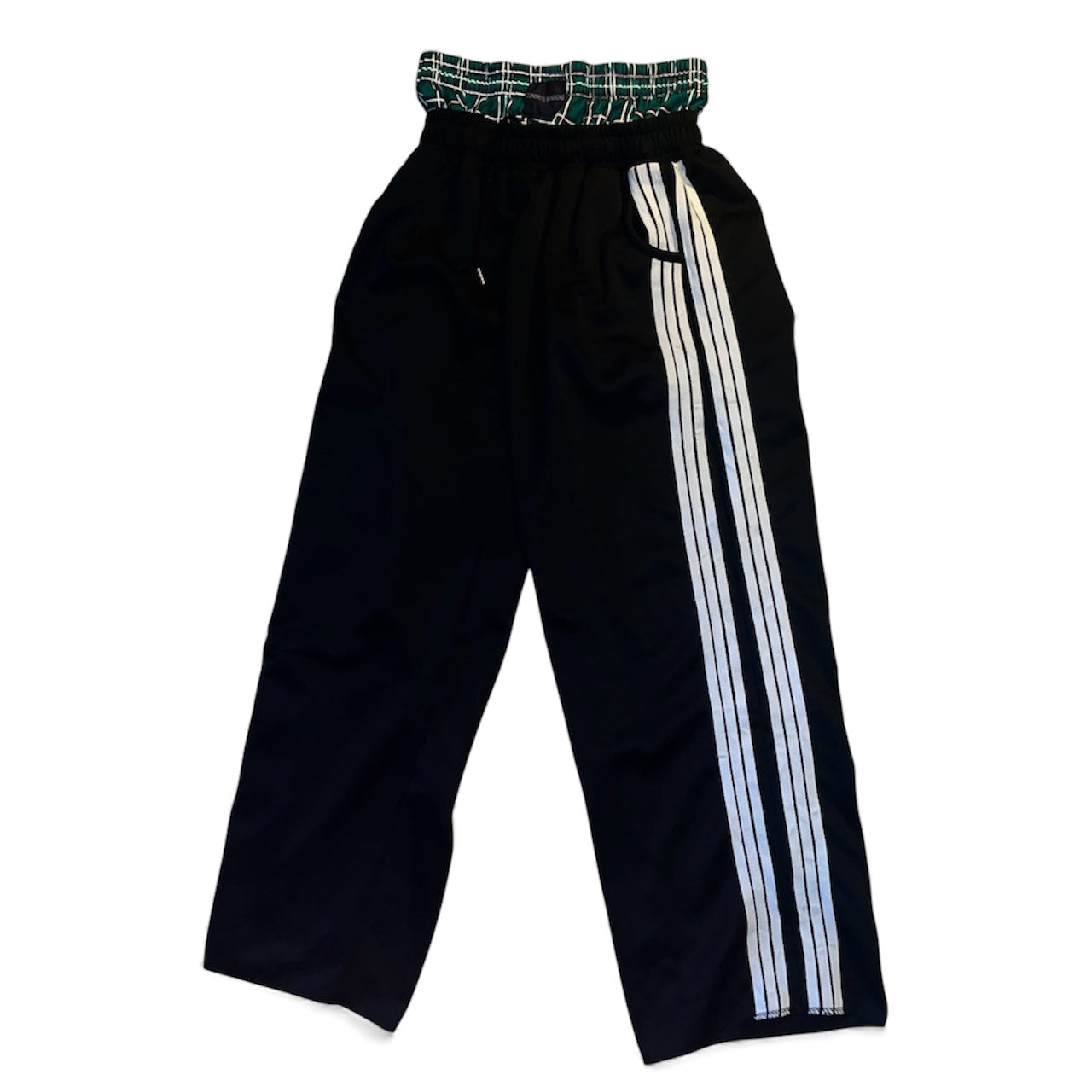 Pantalon jogging noir à bandés avec short à carreaux intégré