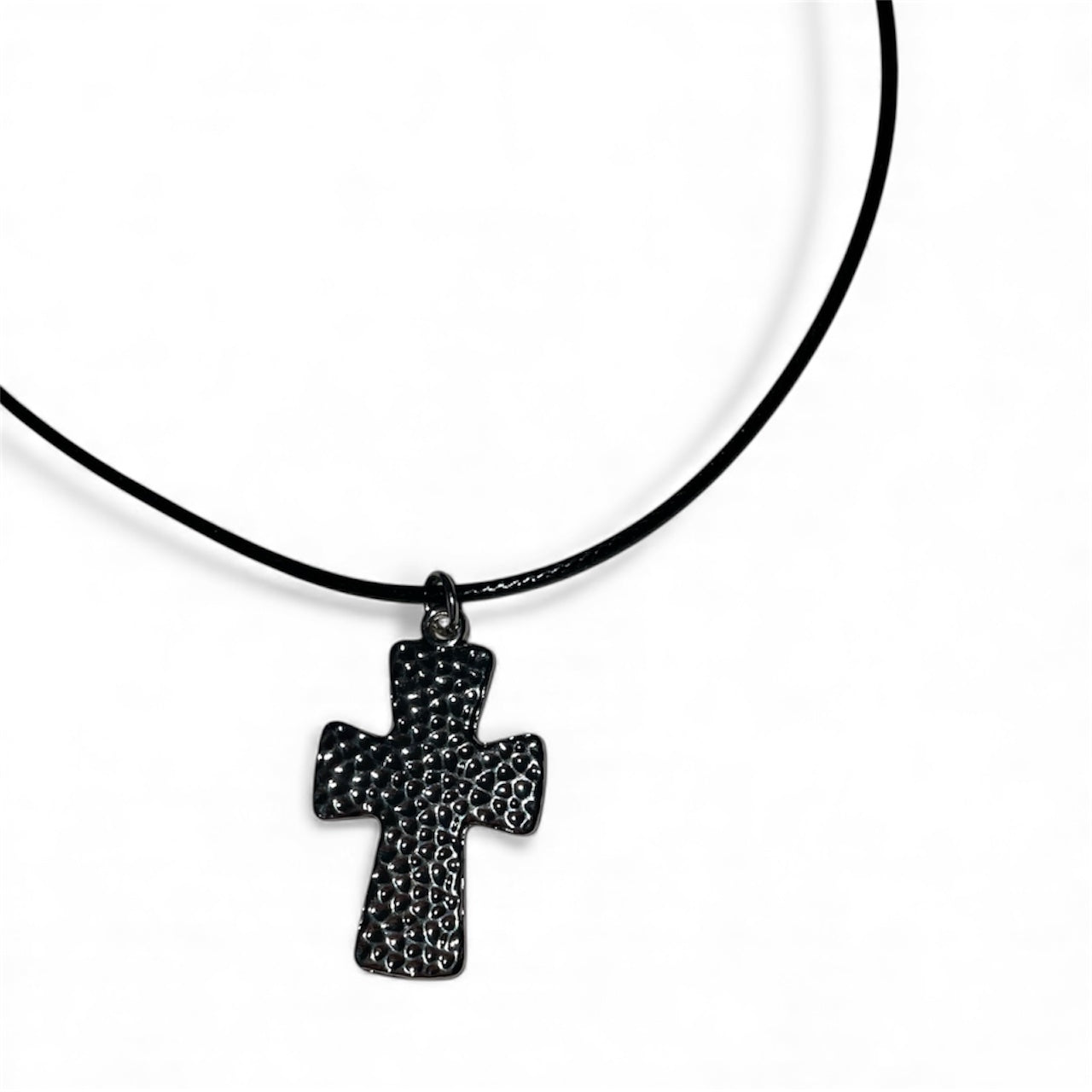 Collier pendentif croix noir