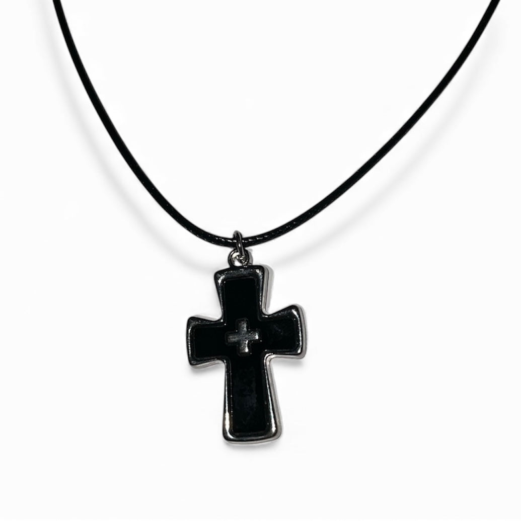 Collier pendentif croix noir