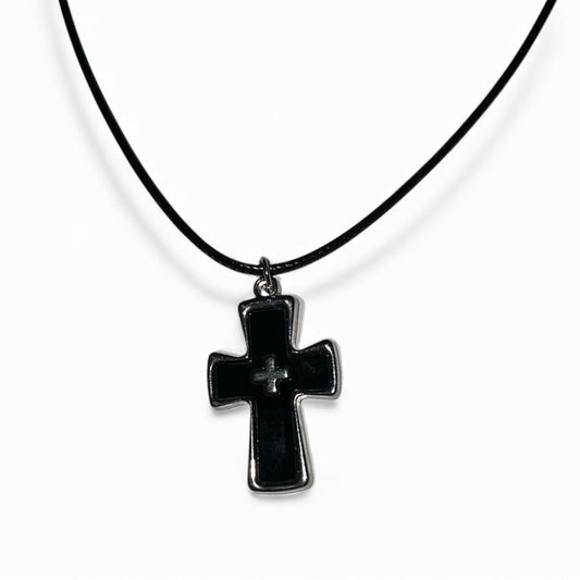 Collier pendentif croix noir